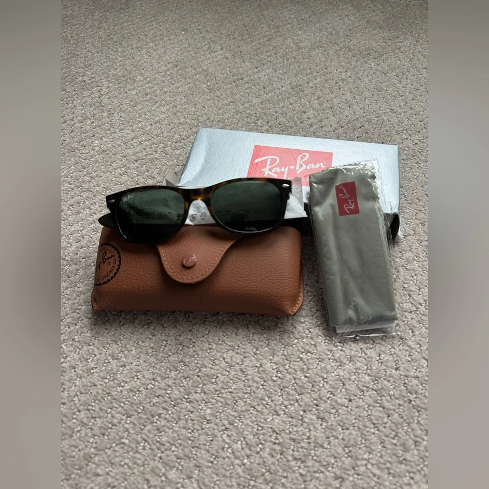 Ray-Ban New Wayfarer Sunglasses with Brown Case - Picture 1 of 5